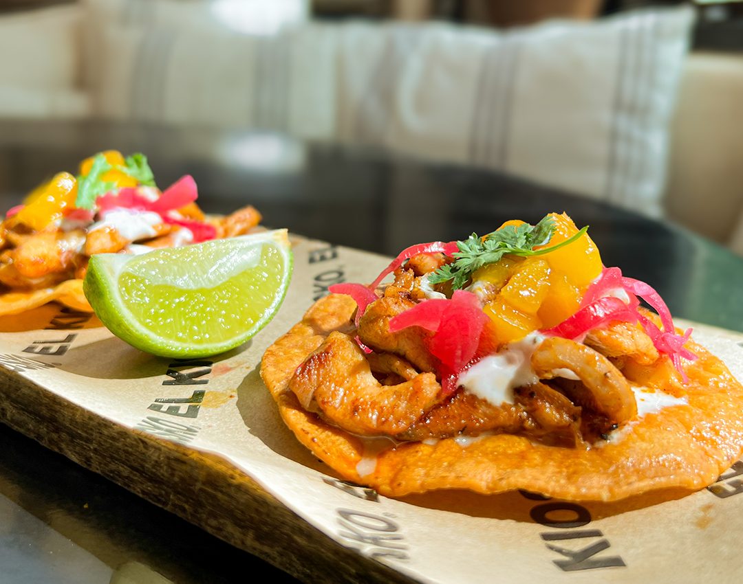 Tacos de pollo y mango
